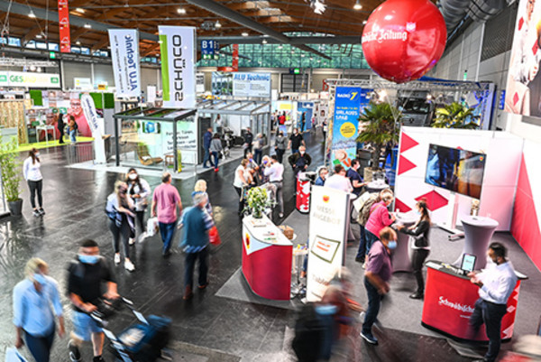 Messehalle der IBO Fridrichshafen mit Ständen und Besuchern