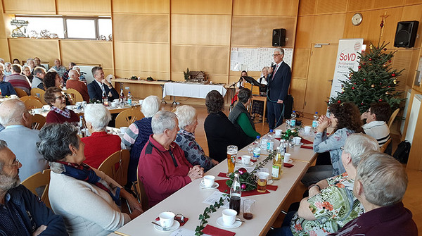 Vollbesetzte Tische bei der Adventsfeier des OV Neukirch