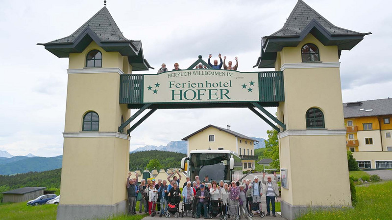 Reisegruppe des SoVD Schwetzingen-Neulußheim vor dem Hotel
