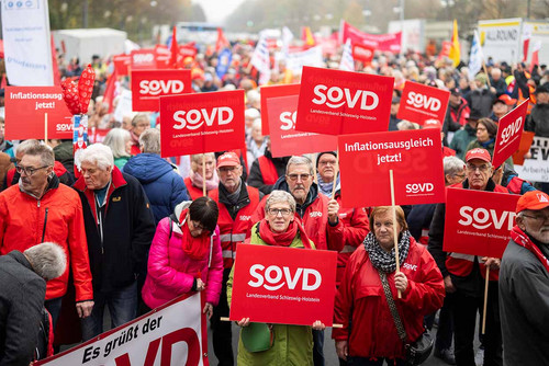 Gruppe von Menschen mit SoVD-Schildern. 