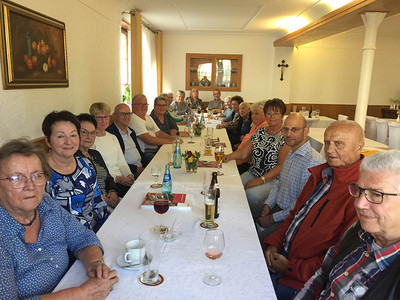 langer Tisch, besetzt mit vielen Leuten