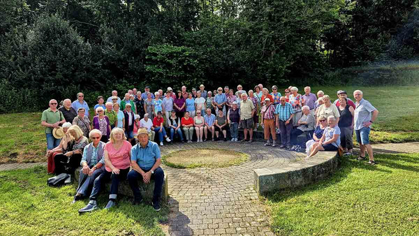 Große Reisegruppe hat sich aufgestellt