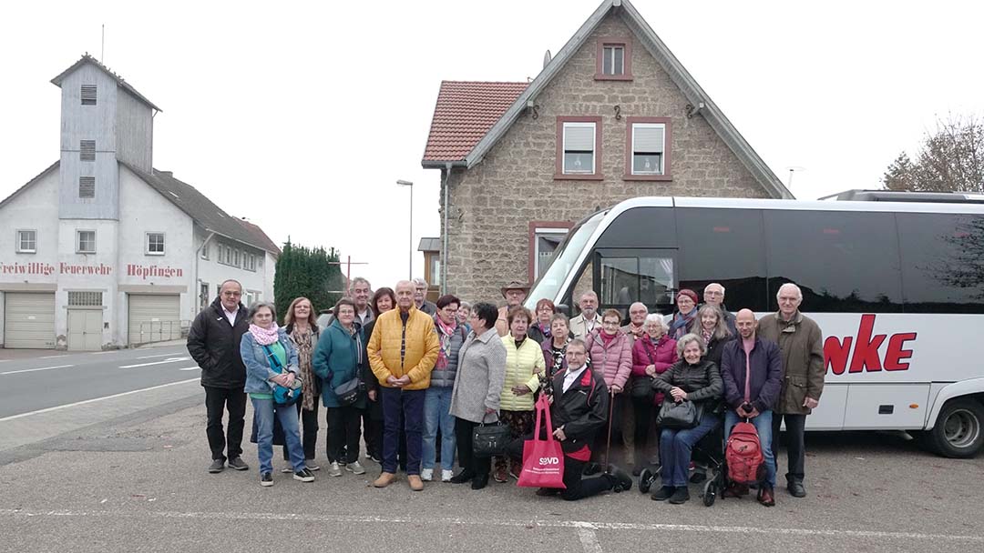 Große Reisegruppe vor Bus