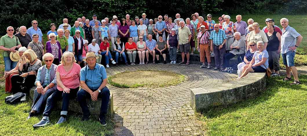 eine große Gruppe von Menschen im Freien.