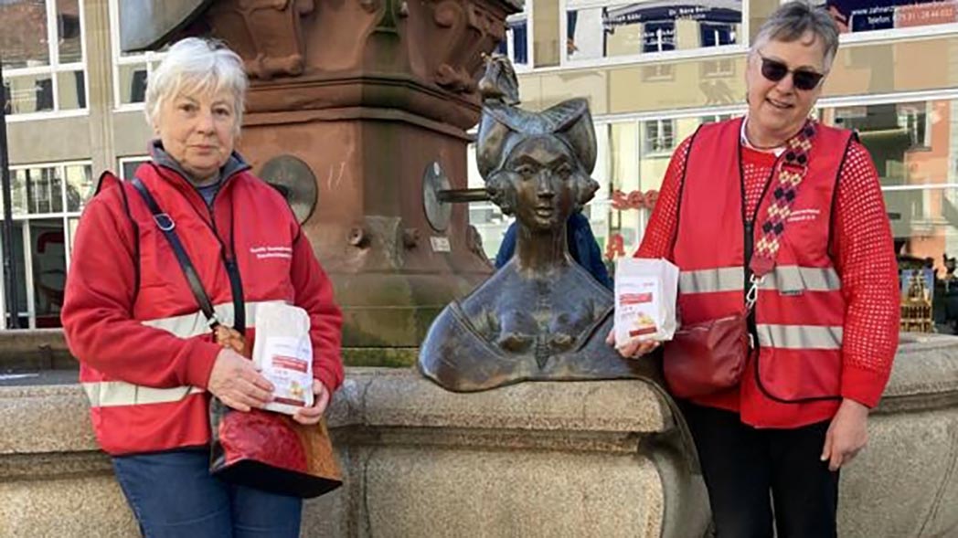 Ursula Schmid und Landesfrauensprecherin Antonia Schellinger verteilten Brötchentüten in Konstanz