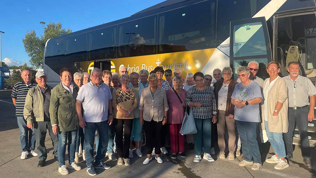 Gruppe steht vor Reisebus