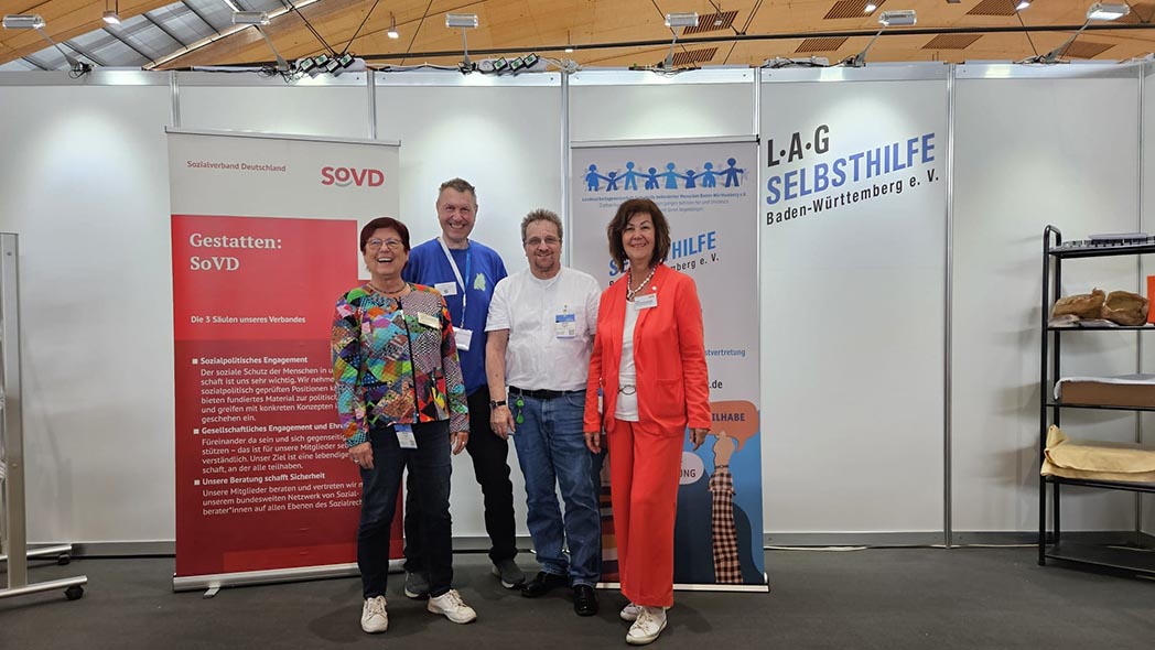 Drei Vorstandsmitglieder der LAG mit Heike Sommerauer-Dörzapf vor einem Messestand.