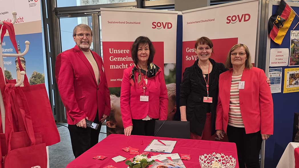 Drei Frauen und ein Mann am SoVD-Infostand.