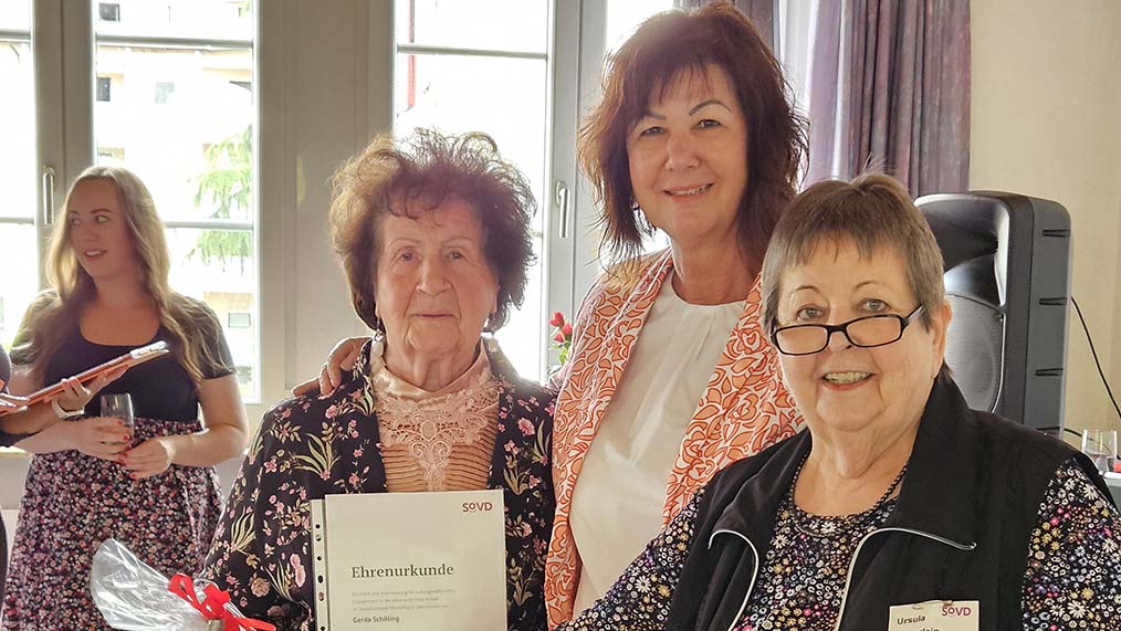 Gerda Schilling, Heike Sommerauer-Dörzapf und Ursula Bäuerlein bei der Ehrung für 55 Jahre.