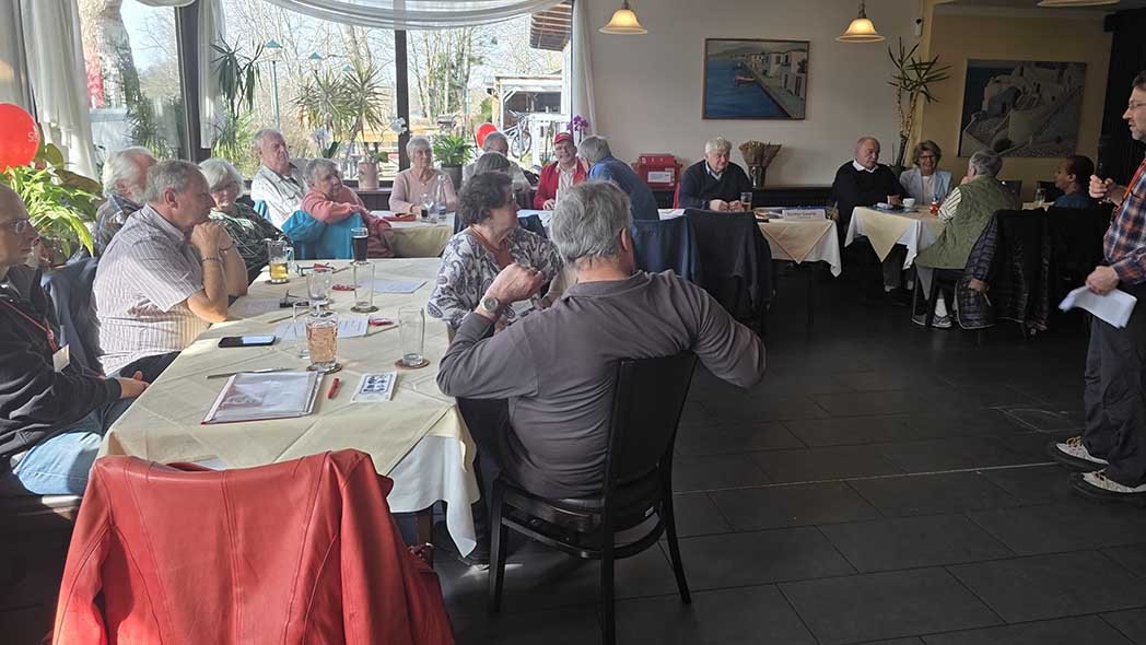 Mitglieder des Ortsverbandes sitzen an Tischen