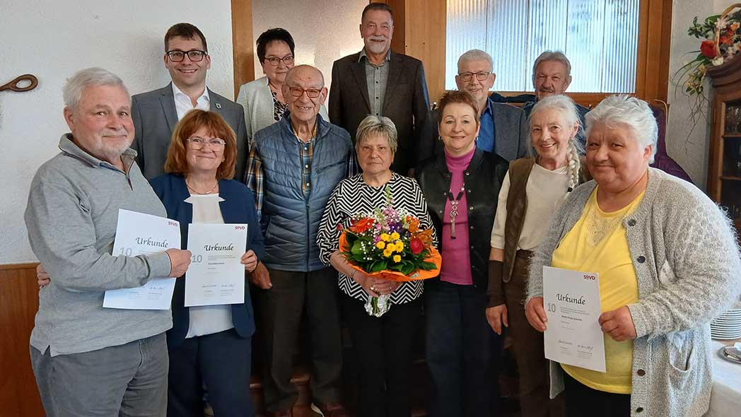 Eine Gruppe von Mitgliedern mit Urkunden.