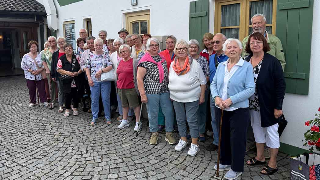 Reisegruppe steht vor dem Hotel.